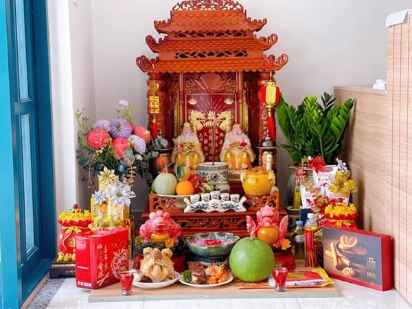 Không nên đặt bàn thờ Thần Tài trên cao