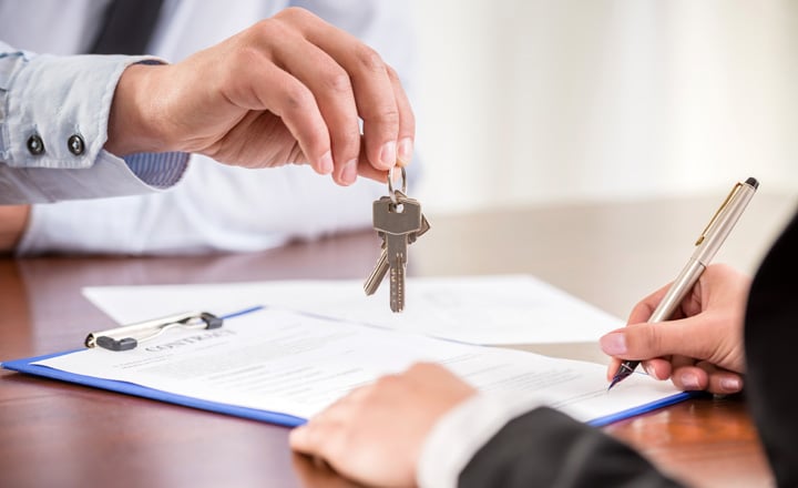 Người mua cần yêu cầu người bán xuất trình hợp đồng mua bán căn hộ với chủ đầu tư trước đó để đảm bảo tính pháp lý