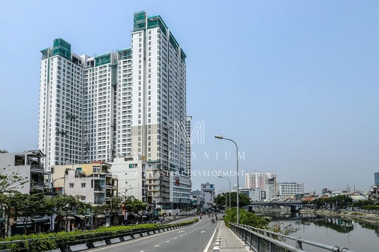 thang-may-hang-nao-dang-duoc-lap-dat-van-hanh-tai-masteri-millennium-onehousing-1