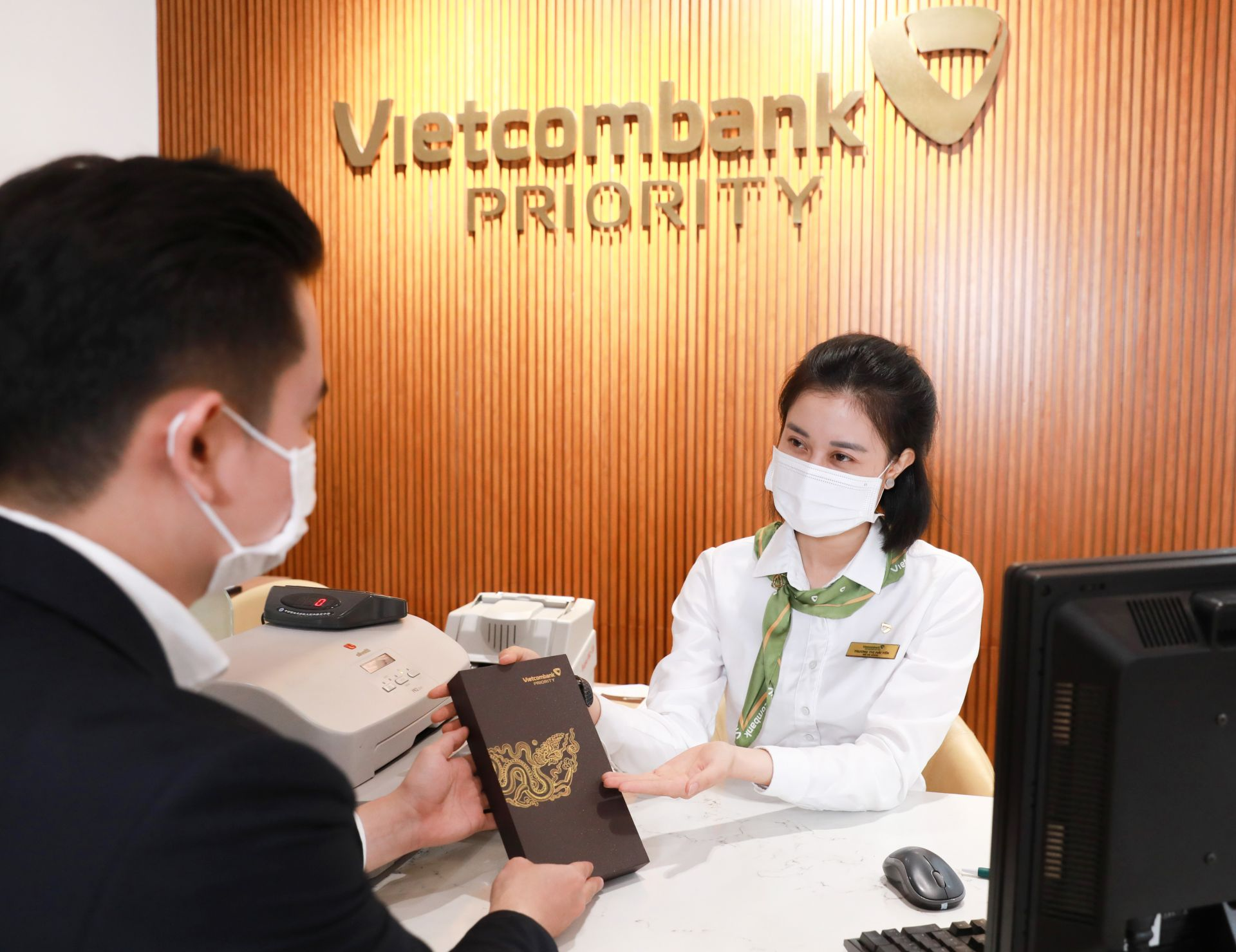 bieu-phi-giao-dich-chung-khoan-co-so-tai-vcbs-danh-cho-khach-hang-vietcombank-priority-ra-sao