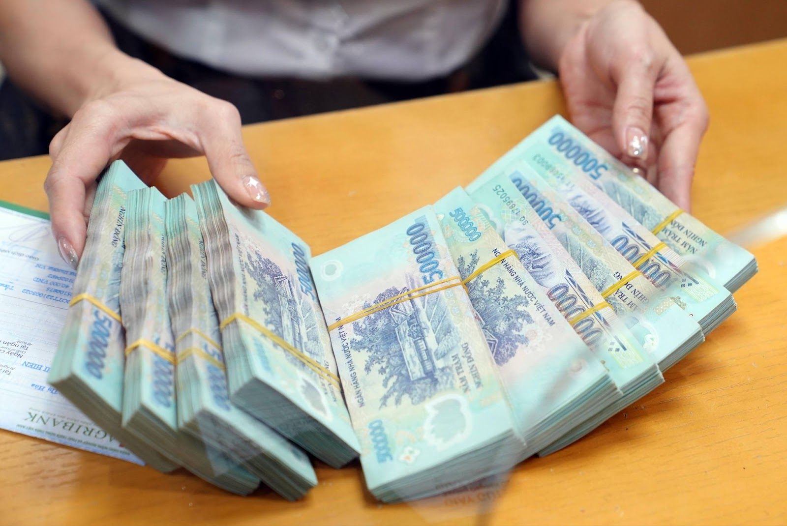 lai-suat-tin-phieu-anh-huong-nhu-the-nao-den-he-thong-ngan-hang-thuong-mai