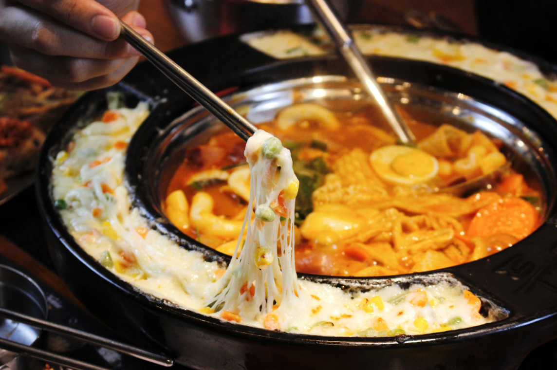Dookki là một trong những nhà hàng “tokbokki” đúng chuẩn Hàn Quốc hàng đầu dành cho giới trẻ hiện nay. Với không gian sang trọng, hiện đại, đến đây, bạn có thể thoải mái check in thỏa thích. Ảnh: Dookki
