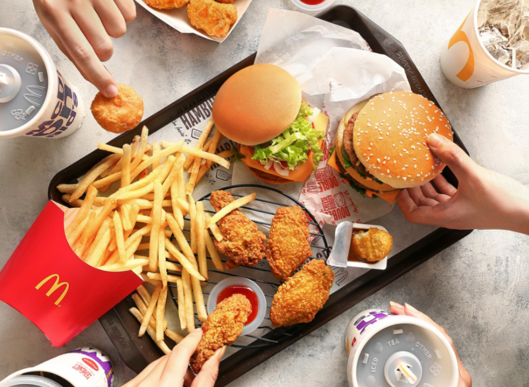 McDonald’s không chỉ mong muốn phục vụ người tiêu dùng những bữa ăn ngon, đầy dinh dưỡng, mà còn làm họ hài lòng với thái độ phục vụ chuyên nghiệp. Ảnh: McDonald’s