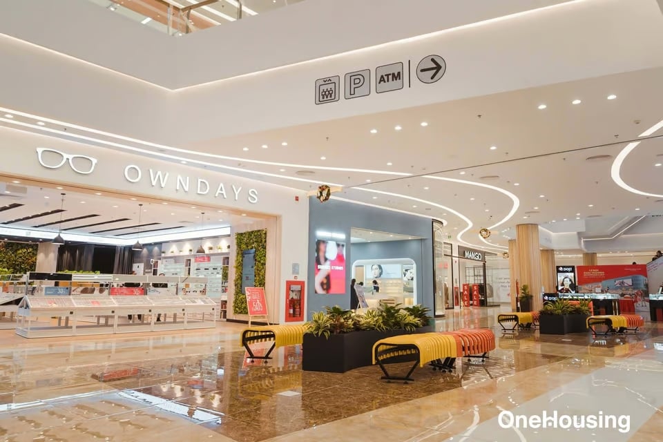 Vincom Mega Mall Ocean Park có thể sẽ "ngốn" nửa ngày của bạn với đa dạng các cửa hàng của các thương hiệu nổi tiếng về thời trang, ẩm thực,... Ảnh: OneHousing.