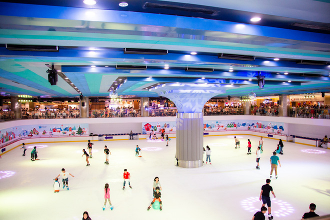 trai nghiem truot bang Vincom Ice Rink tai lanmark 81