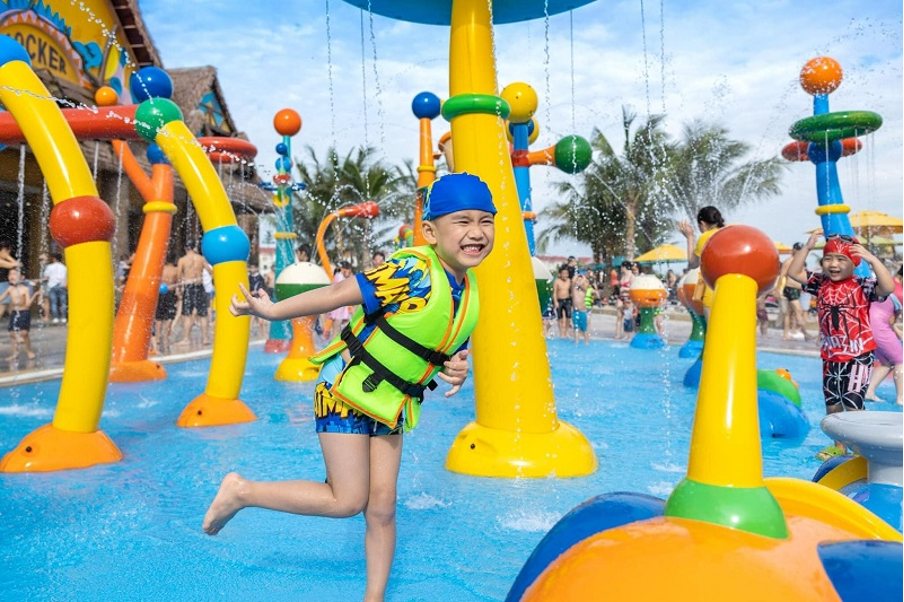 cu-dan-vinhomes-ocean-park-2-mua-ve-vao-cong-vien-royal-wave-park-may-lan-mot-ngay