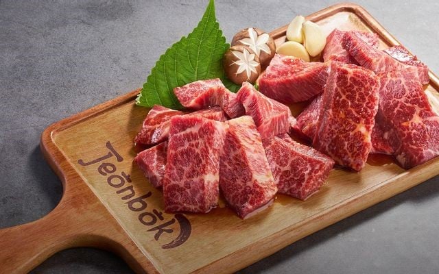 Jeonbok nổi tiếng với các món ăn từ thịt bò Mỹ Prime thượng hạng, hải sản tươi sống và các món ăn đặc sắc Hàn Quốc
