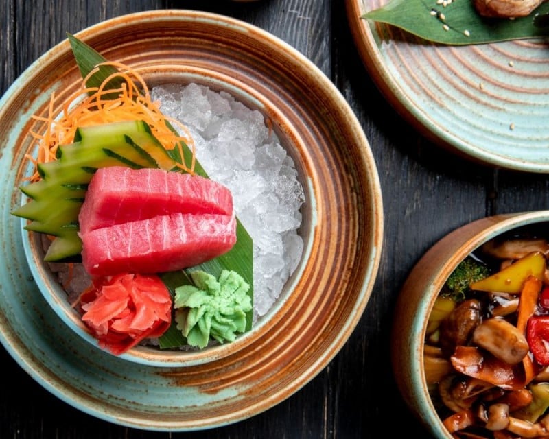 Về chất lượng đồ ăn thì sushi và sashimi rất ổn, tươi và ngọt vị, cá hồi, cá ngừ, tôm được chế biến chuẩn vị và không hề có cảm giác tanh
