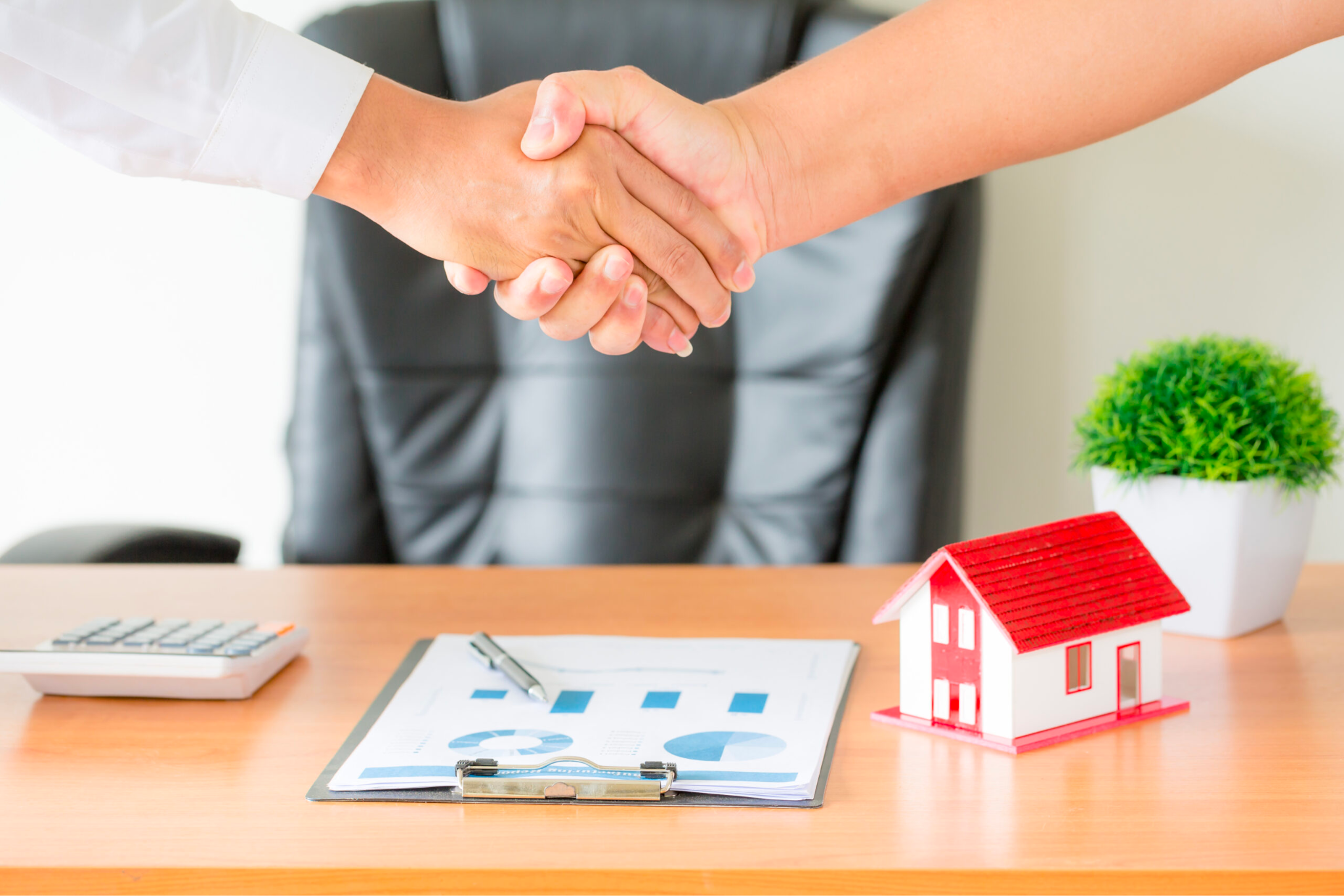 ai-phai-nop-phi-cong-chung-khi-mua-ban-nha-dat-onehousing-1