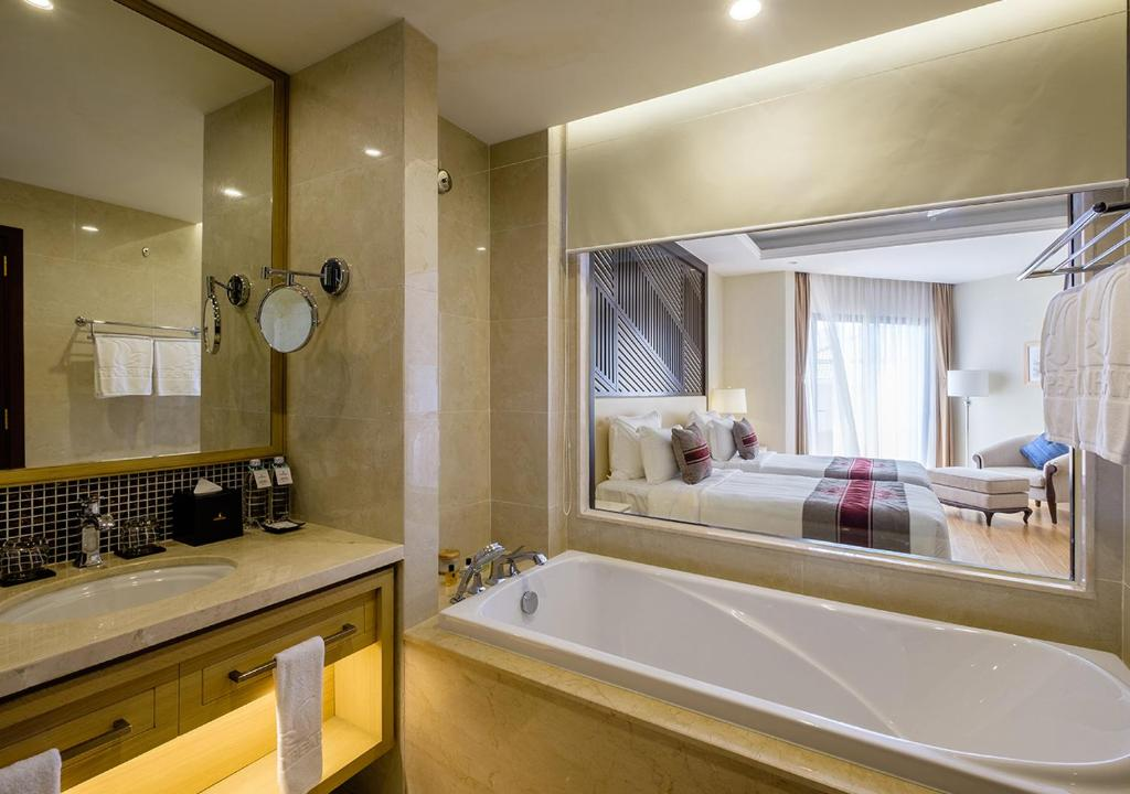 gia-phong-junior-suite-tai-vinpearl-resort-and-spa-hoi-an-dang-la-bao-nhieu-onehousing-3