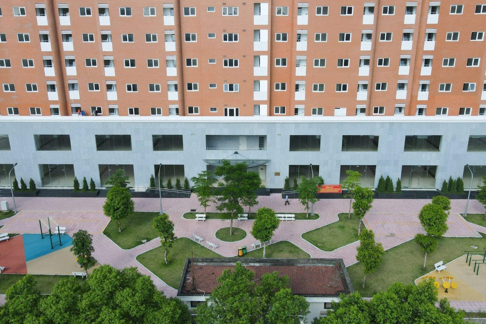 co-du-cho-dau-oto-va-xe-may-tai-chung-cu-nghia-do-khong-onehousing-1