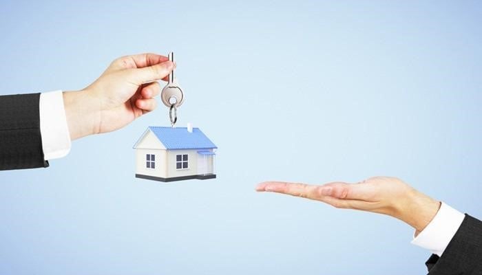 nen-vay-von-ngan-hang-de-doi-nha-tu-ngo-nho-ra-gan-duong-lon-khong-onehousing-1