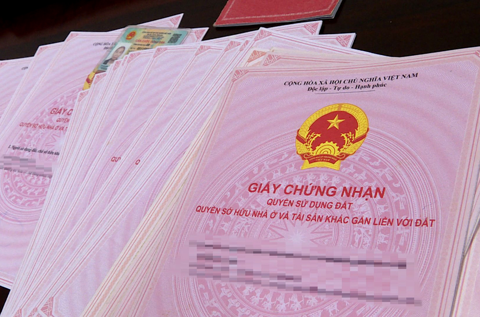nguoi-dan-chap-nhan-rui-ro-mua-chung-cu-khong-co-so-hong-ly-do-va-luu-y-onehousing-1