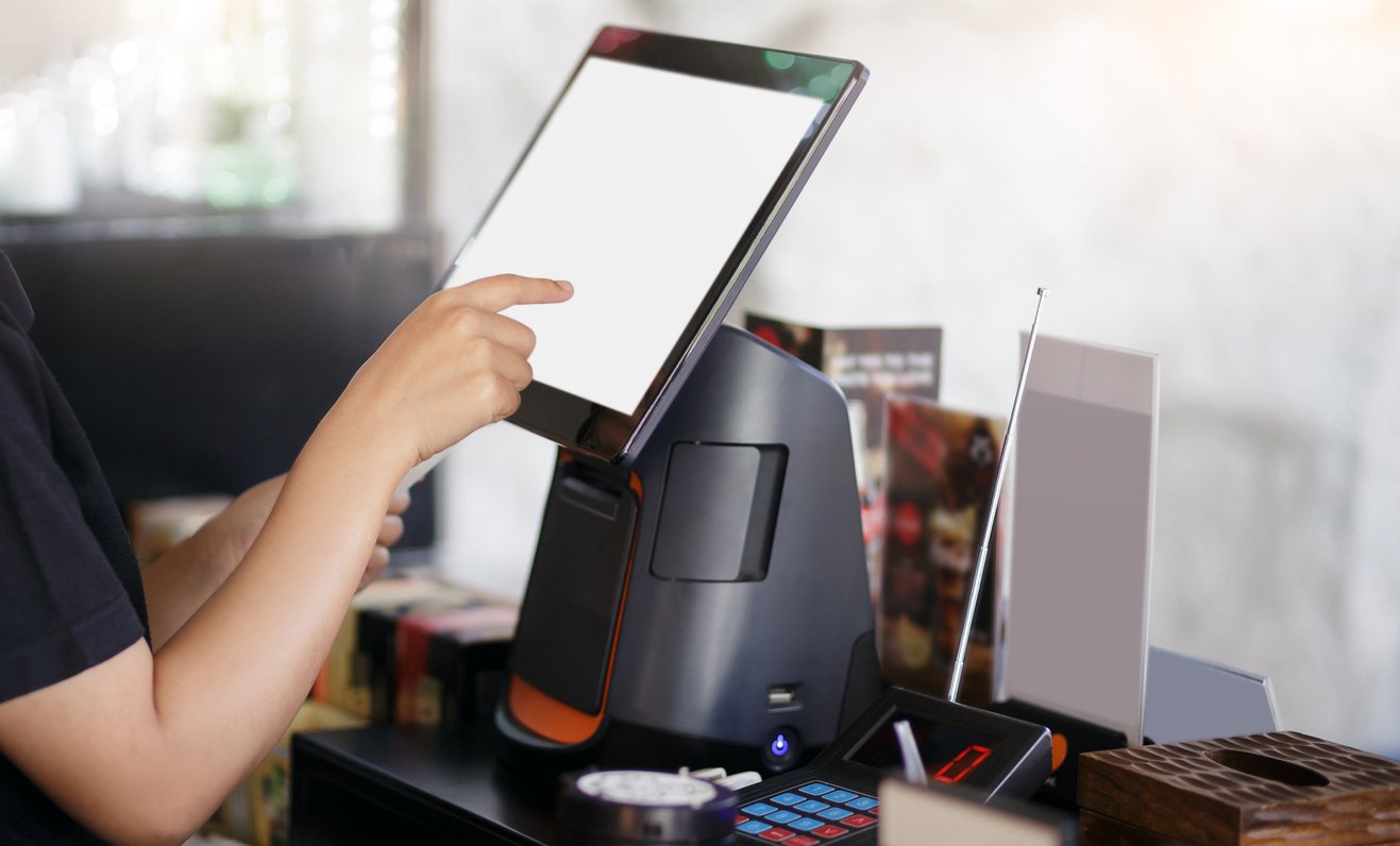 Nhân viên khu vui chơi sử dụng hệ thống POS để quản lý quầy vé