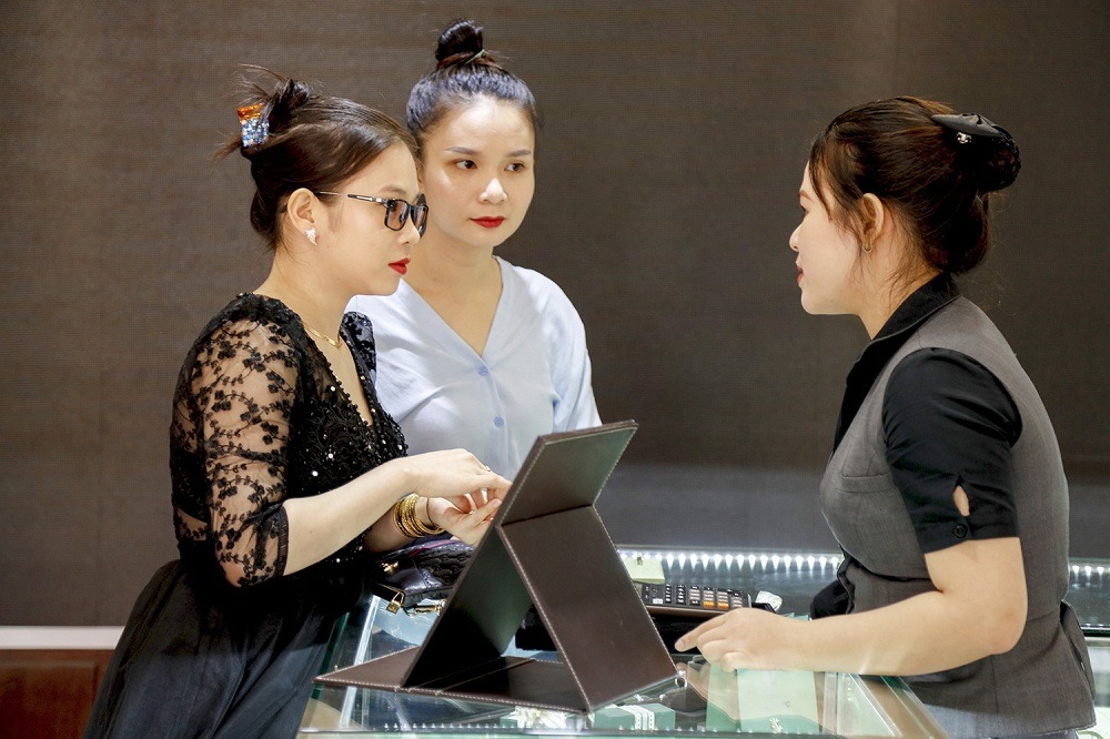 Hệ thống POS ghi nhận thói quen mua sắm của khách hàng giúp nhân viên có thể dễ dàng tư vấn sản phẩm hợp “gu” khách