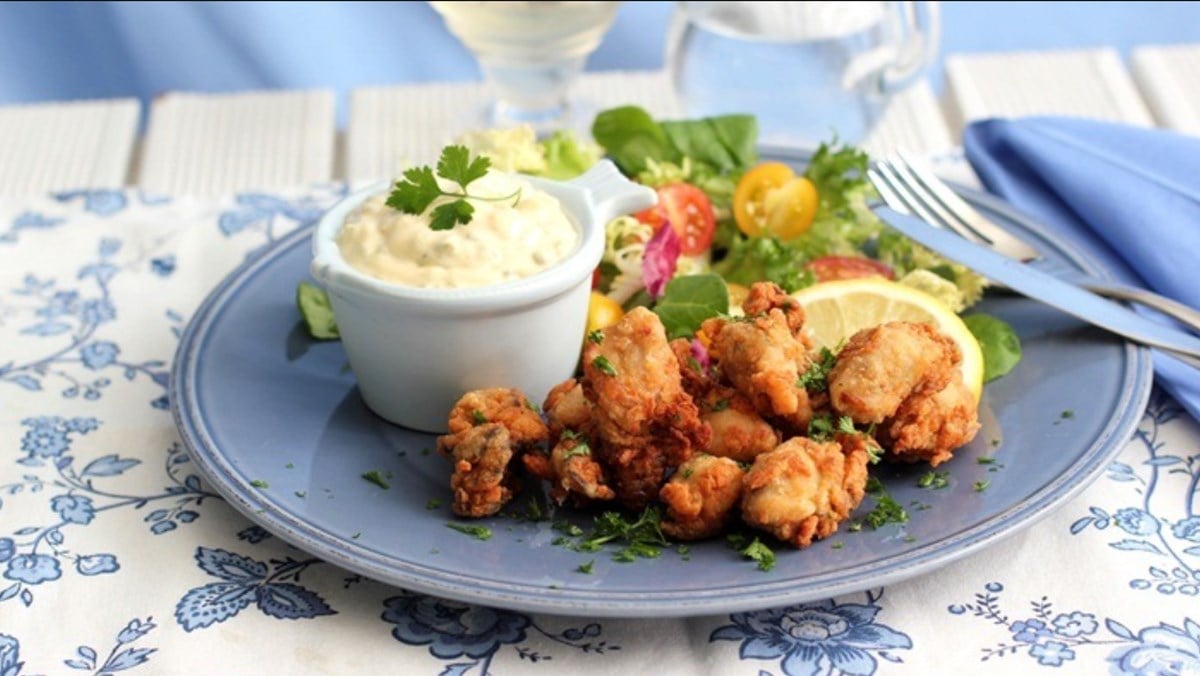 Hàu chiên chấm sốt mayonnaise sả, béo ngậy và thơm mùi sả tươi