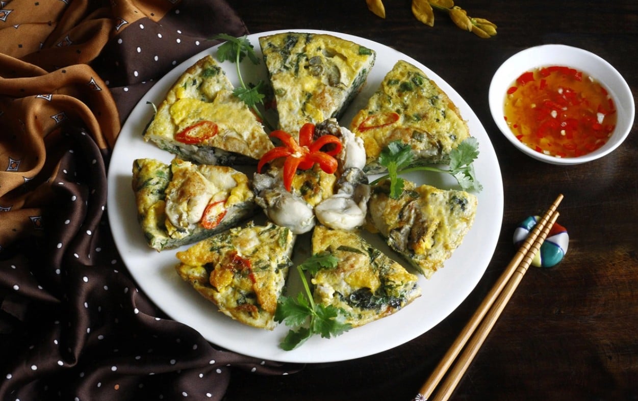 Hàu chiên chấm nước mắm chua ngọt, giữ trọn hương vị và độ giòn rụm