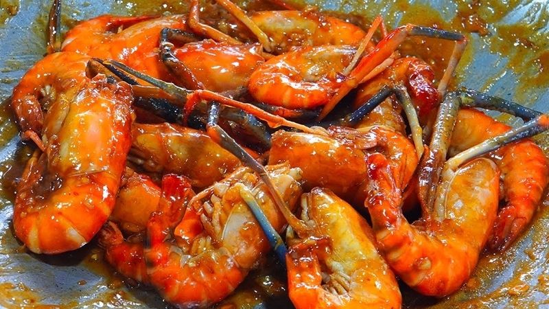Nước sốt sánh kẹo, bám đều quanh tôm