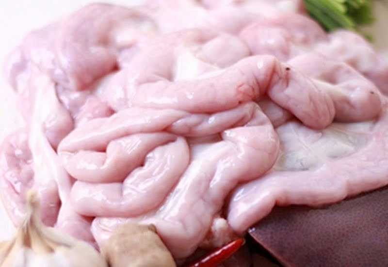 Sơ chế kỹ ruột heo để loại bỏ vi khuẩn và chất bẩn bên trong