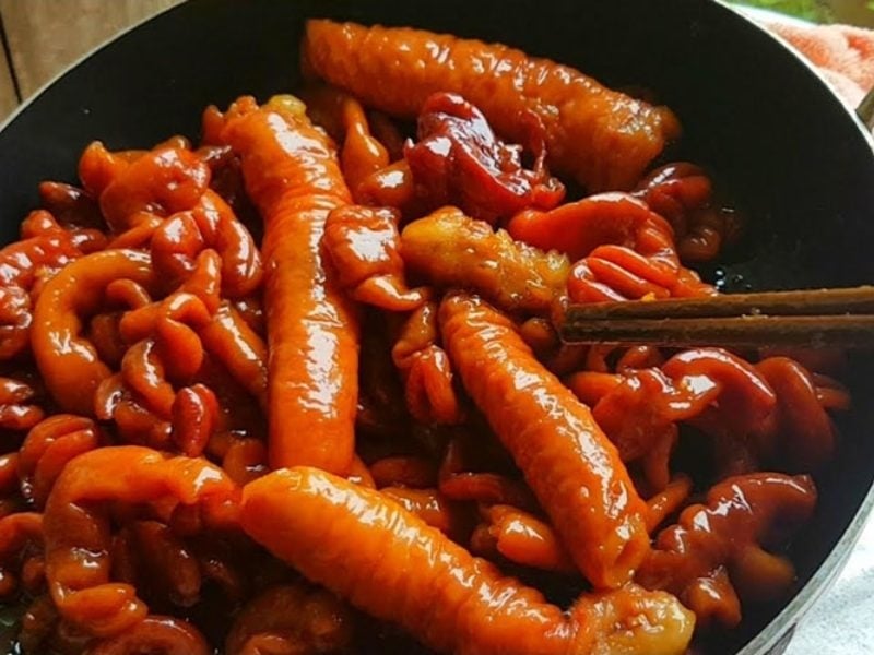 Ruột heo khìa nước dừa với màu nâu đẹp mắt