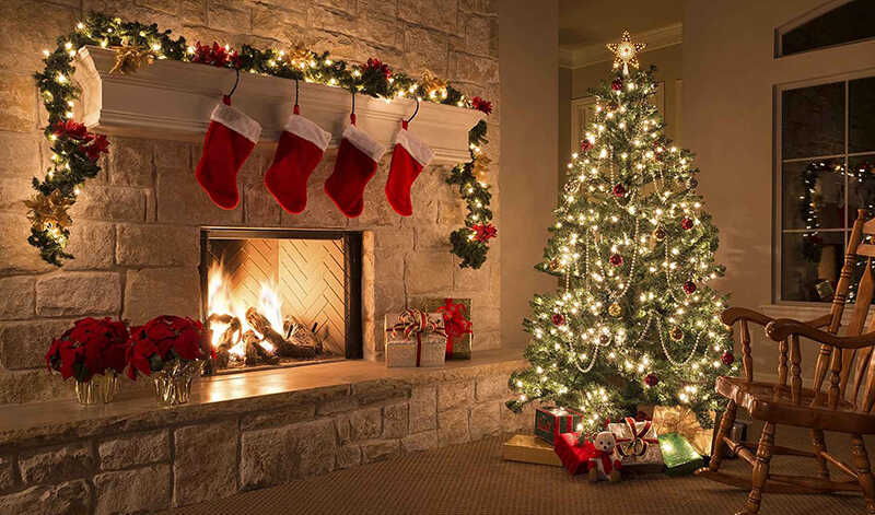 Cây thông Noel lung linh ánh đèn rực rỡ trong phòng khách