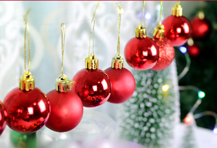 Quả châu đỏ và vàng treo trên cây thông Noel rực rỡ