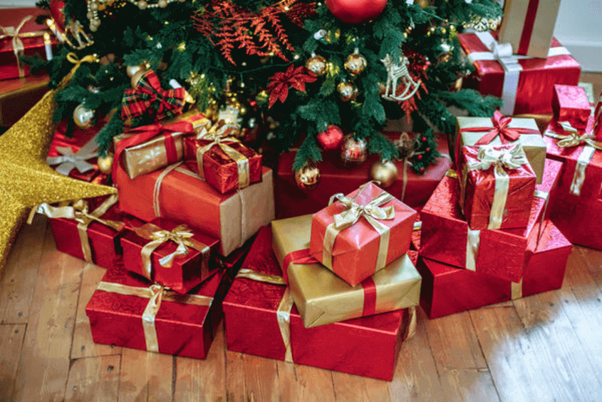 Những hộp quà đầy màu sắc đặt dưới cây thông Noel