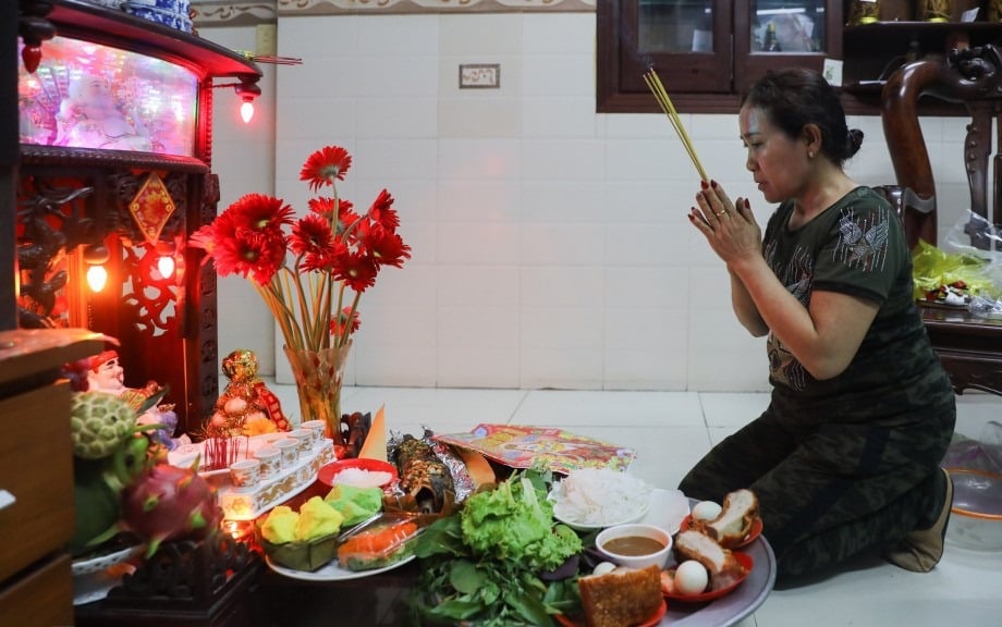 Bên cạnh mâm lễ vật đầy đủ, gia chủ cũng cần chuẩn bị bài văn khấn Ông Công Ông Táo ban thần tài phù hợp để thể hiện lòng thành tâm