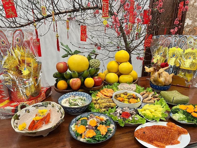 Mâm cúng Ông Công Ông Táo cần có cá chép, quần áo, tiền vàng và lễ vật tùy phong tục vùng miền
