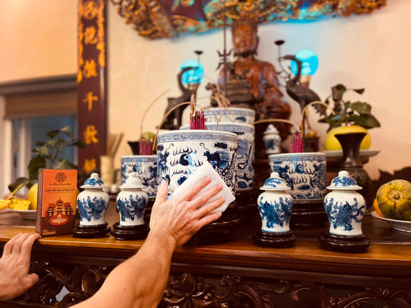 Lau bàn thờ đúng cách giúp giữ gìn sự thanh sạch và tôn nghiêm