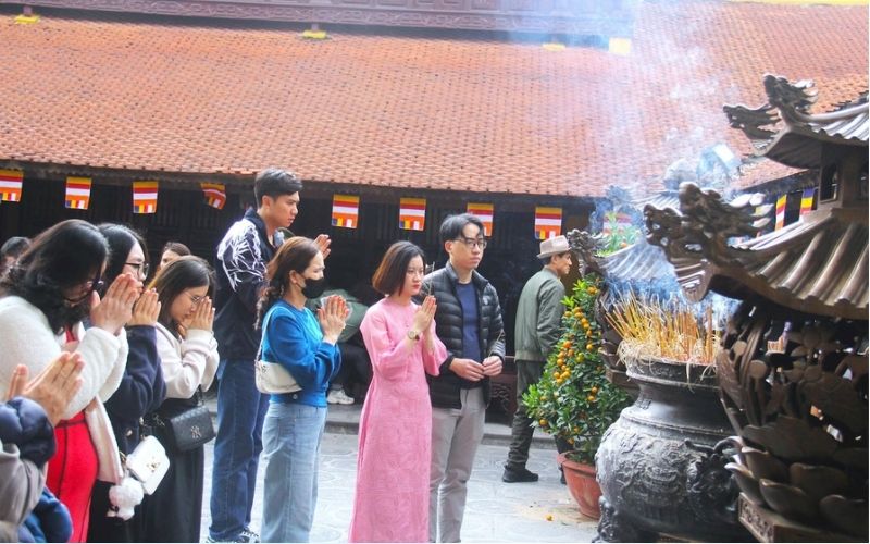 Đi chùa vào mùng 1 Tết để cầu bình an cho một năm mới