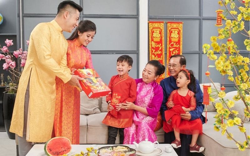 Chúc Tết là phong tục truyền thống vào đầu năm giúp lan tỏa năng lượng tích cực