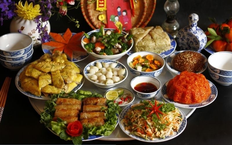Mâm cơm ngày Tết miền Bắc thường trang trọng và thanh nhã
