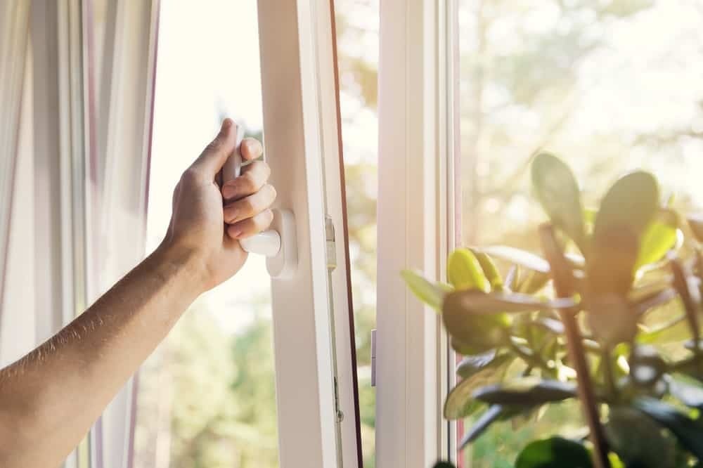 Người tuổi Dậu nên thường xuyên mở cửa sổ hướng Bắc để đón sinh khí cho ngôi nhà