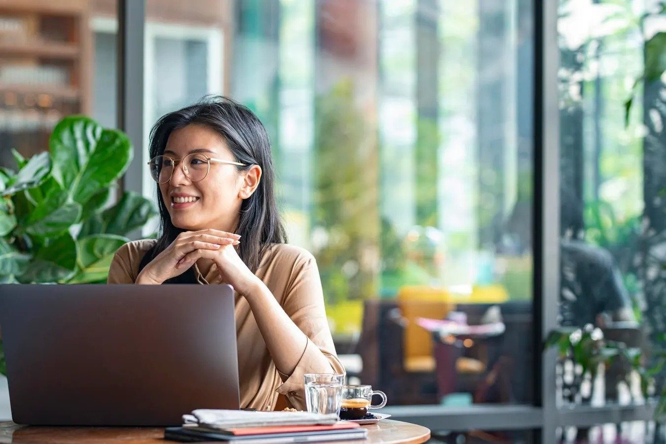 Người tuổi Tuất xuất hành hướng Đông Bắc năm 2026 có thể đón trọn vận may trong cả công việc và cuộc sống