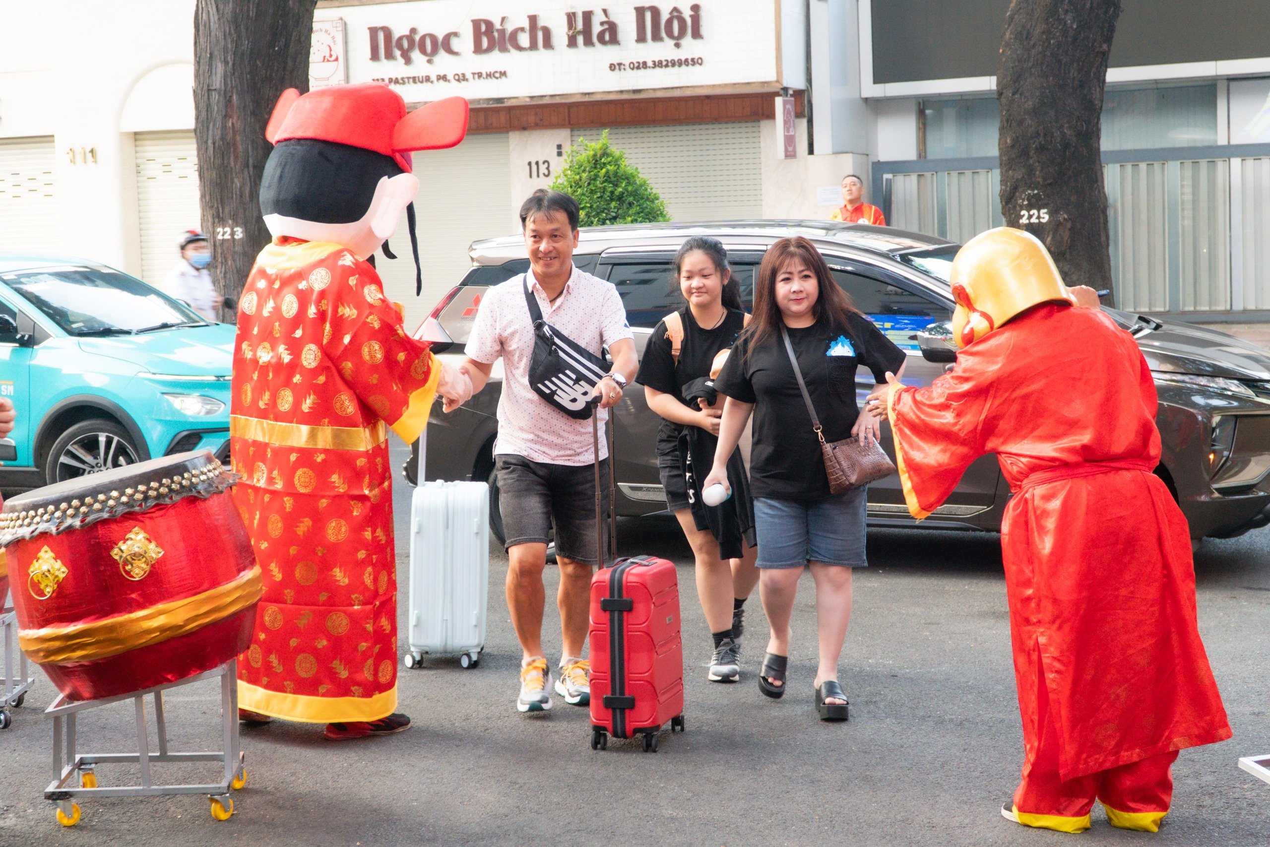 Tuổi Tý xuất hành đầu năm hướng Tây Bắc, đón Tài Thần và Hỷ Thần