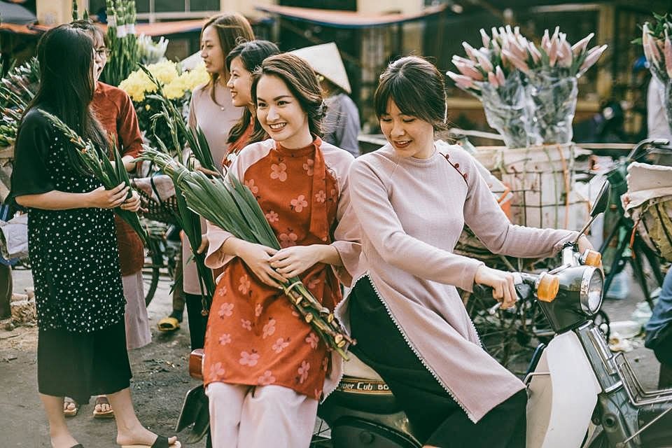 Trang phục gam vàng, nâu hoặc đỏ giúp kích tài đầu năm cho tuổi Sửu