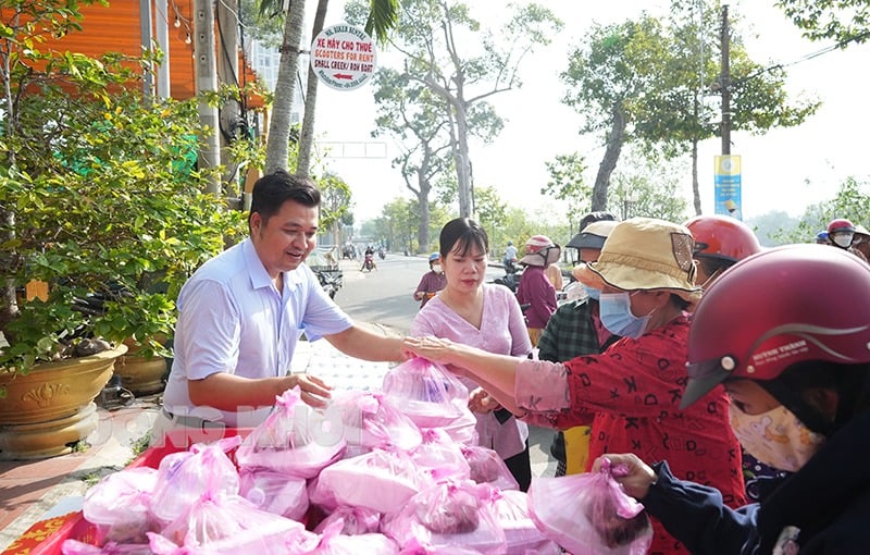 Nên tích cực làm việc thiện, tích đức để có thể vượt qua mọi vận hạn một cách nhẹ nhàng