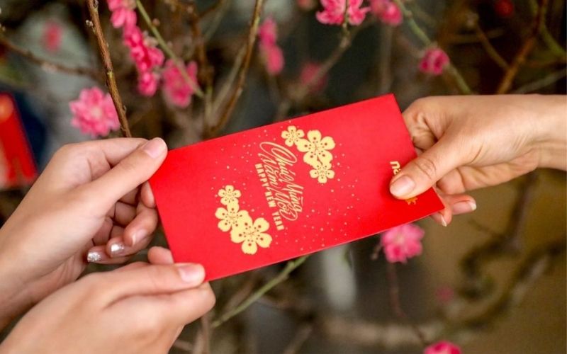 Màu đỏ của phong bao lì xì tượng trưng cho sự sống, sự may mắn và thịnh vượng