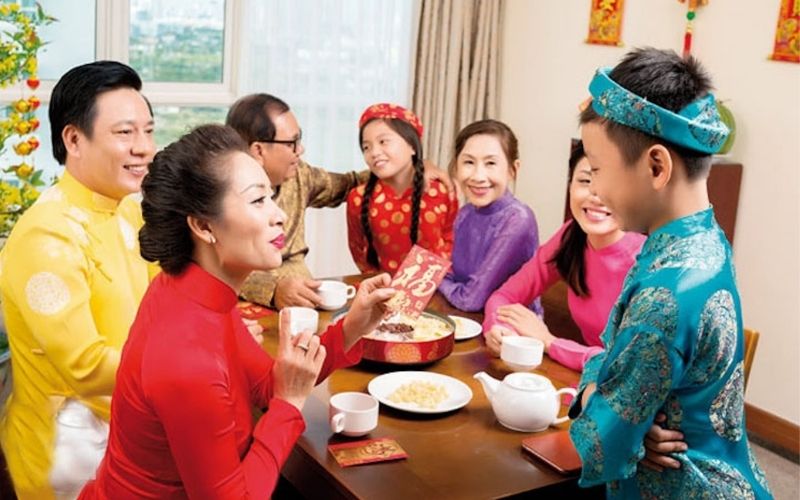 Lì xì đầu năm là niềm vui của người già và trẻ nhỏ