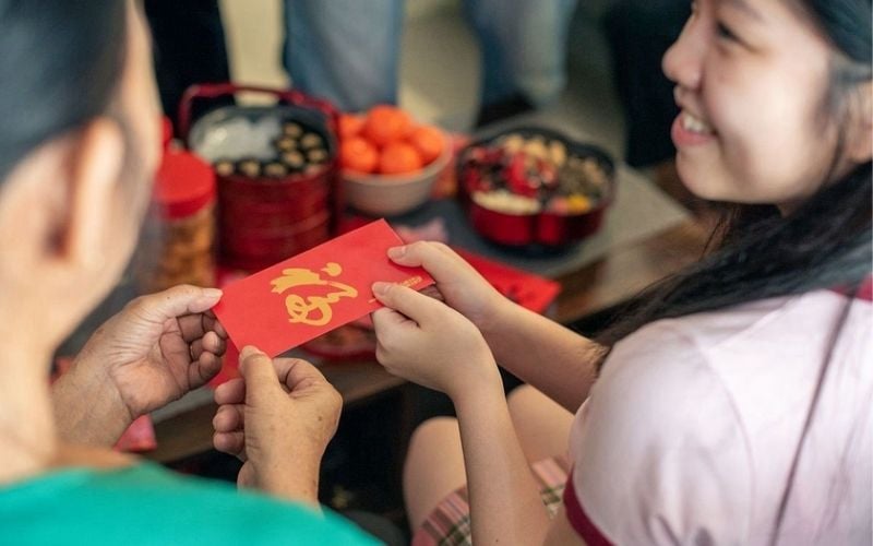 Nhận lì xì bằng sự biết ơn và tôn trọng người mừng tuổi
