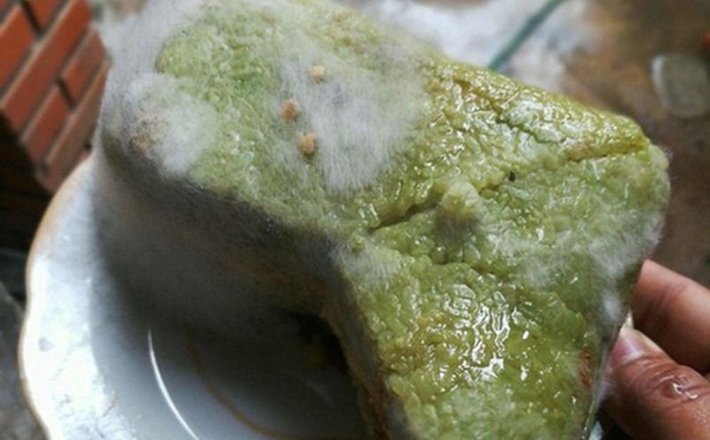 Bánh nổi mốc, chảy nước thì không nên sử dụng