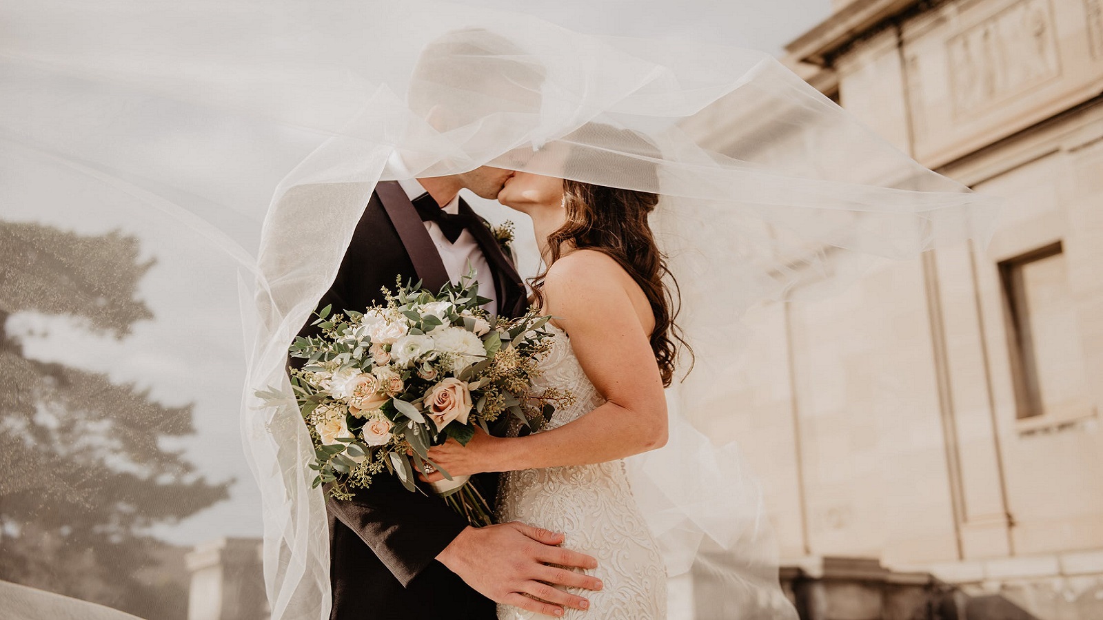 Chọn đúng tuổi kết hôn không chỉ giúp cuộc sống vợ chồng hòa hợp mà còn mang lại tài lộc và may mắn