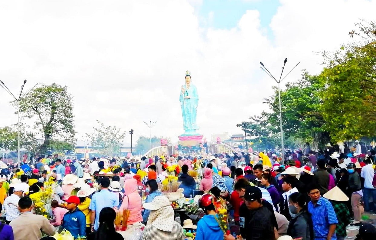 Chùa Mẹ Nam Hải một trong những địa điểm tâm linh nổi bật nhất miền Tây Nam Bộ