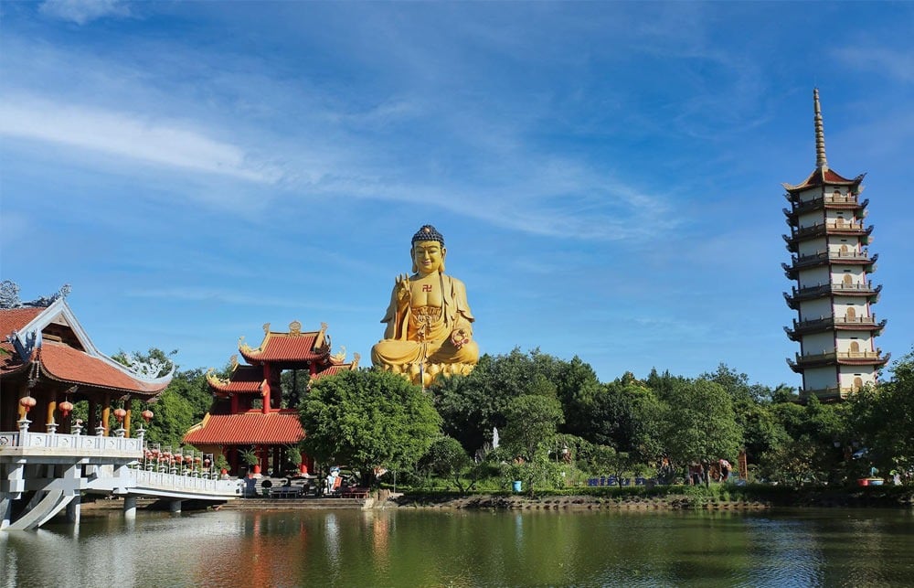 Chùa mở cửa đón khách từ 7:00 sáng đến 20:00 tối mỗi ngày