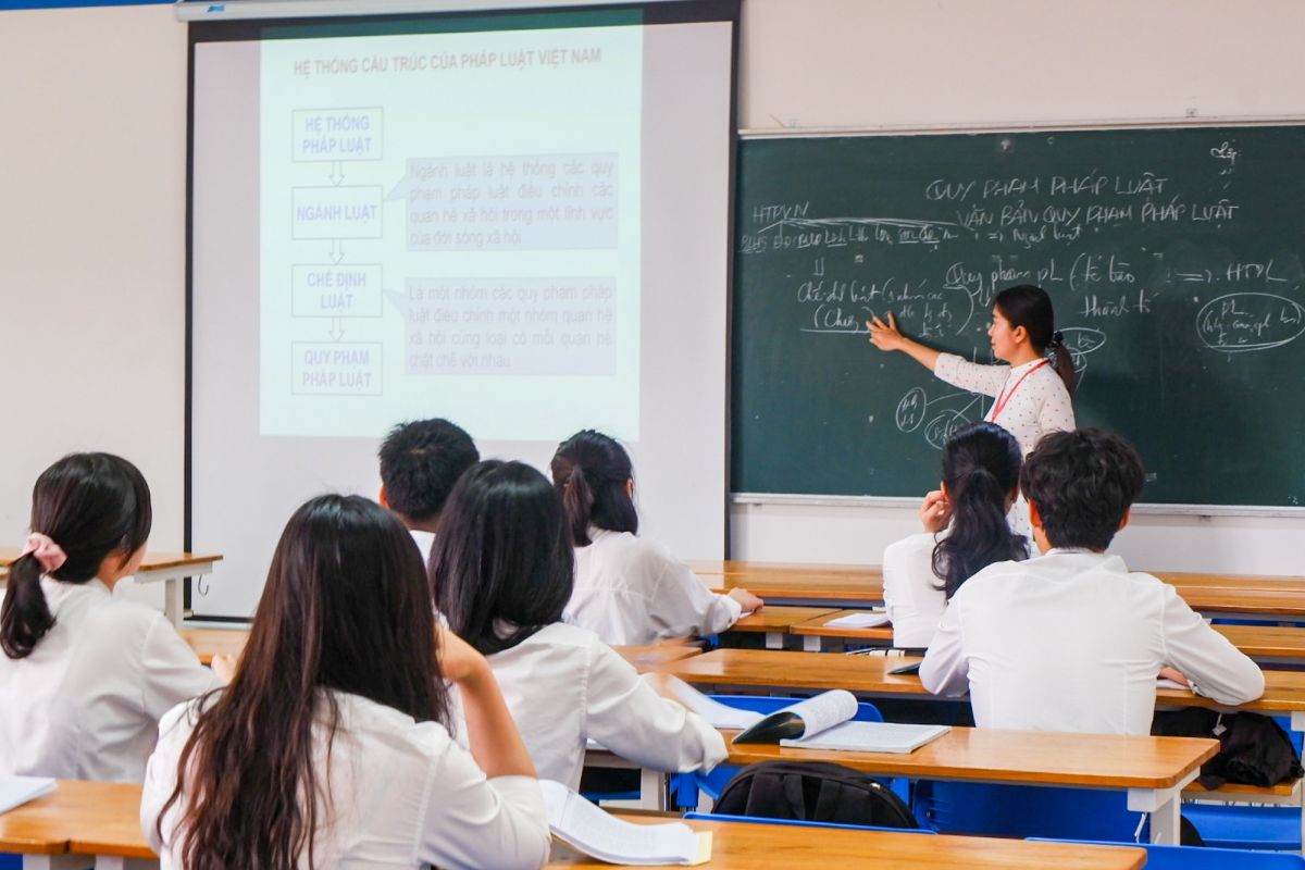 Giáo dục là một trong những ngành giúp người mệnh Thuỷ phát triển bản thân