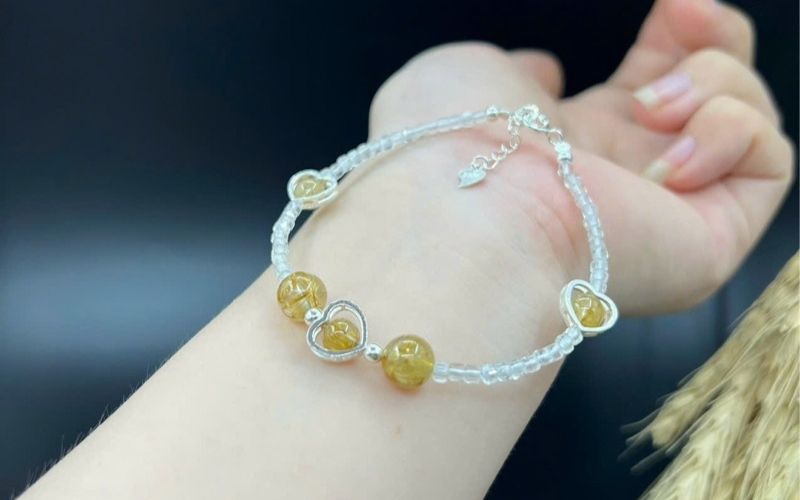 Vòng tay phong thủy màu trắng và vàng giúp cân bằng năng lượng cho người sinh năm 2025