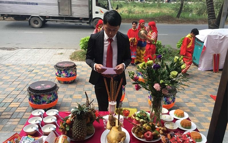 Chủ cửa hàng thành tâm khấn nguyện trước lễ khai trương