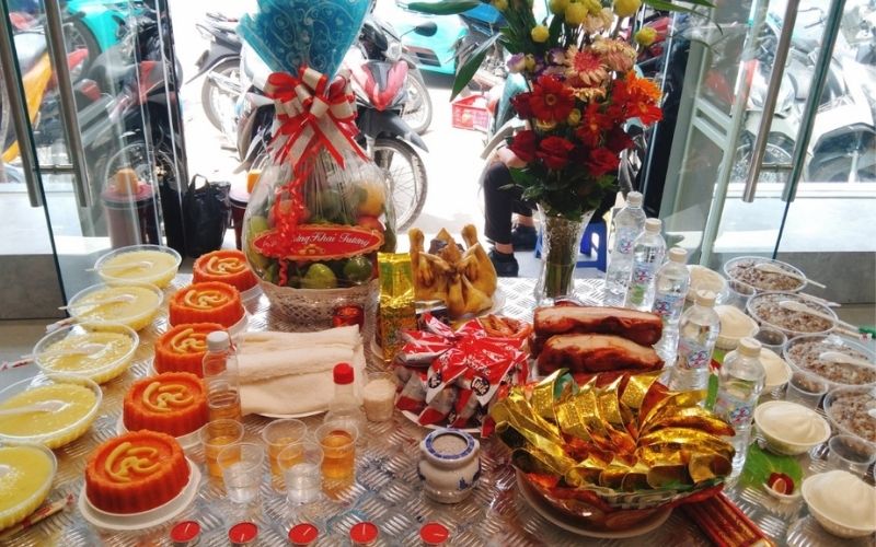 Bàn cúng khai trương đầu năm được bày biện tươm tất và hướng ra cửa chính