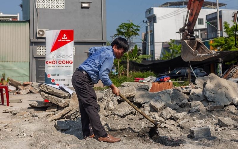 Gia chủ tuổi Mão thực hiện nghi thức cuốc đất đầu tiên trong ngày hợp tuổi